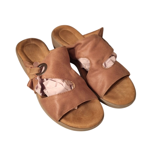 Easy Spirit Slip on Comfort Sandals Ladies 6M Carmel Brown Summer - Picture 1 of 3